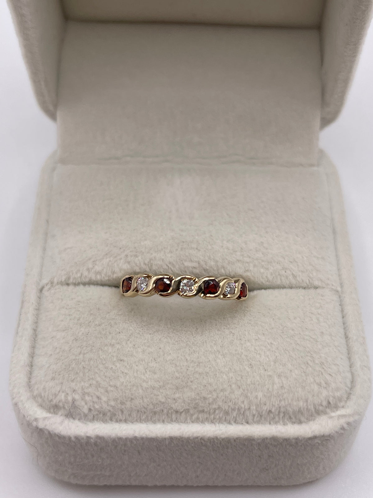 9ct gold garnet and diamond ring