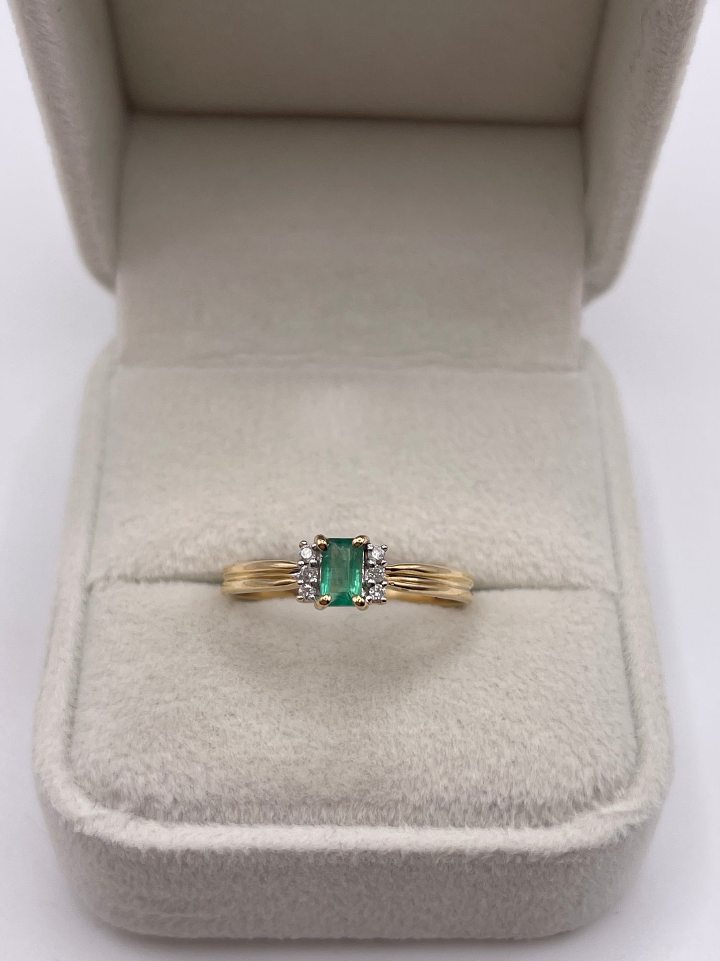 9ct gold emerald and diamond ring
