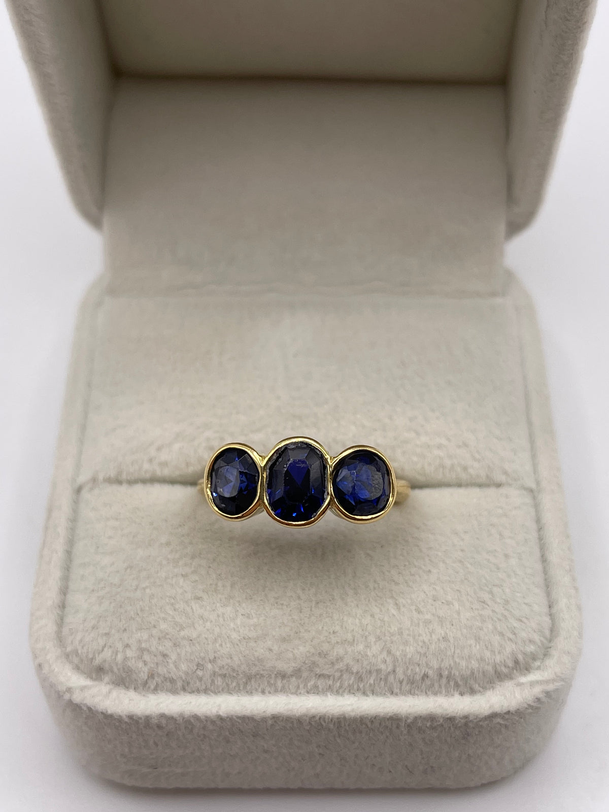 18ct gold sapphire ring
