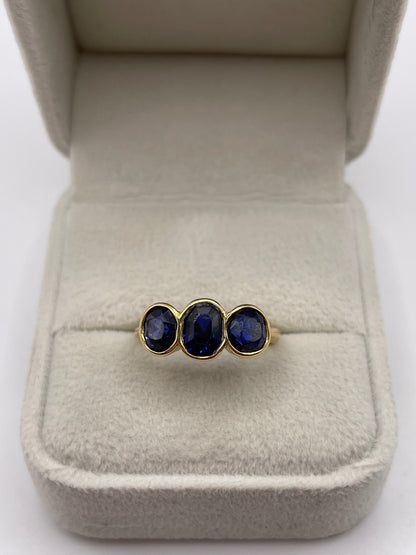 18ct gold sapphire ring