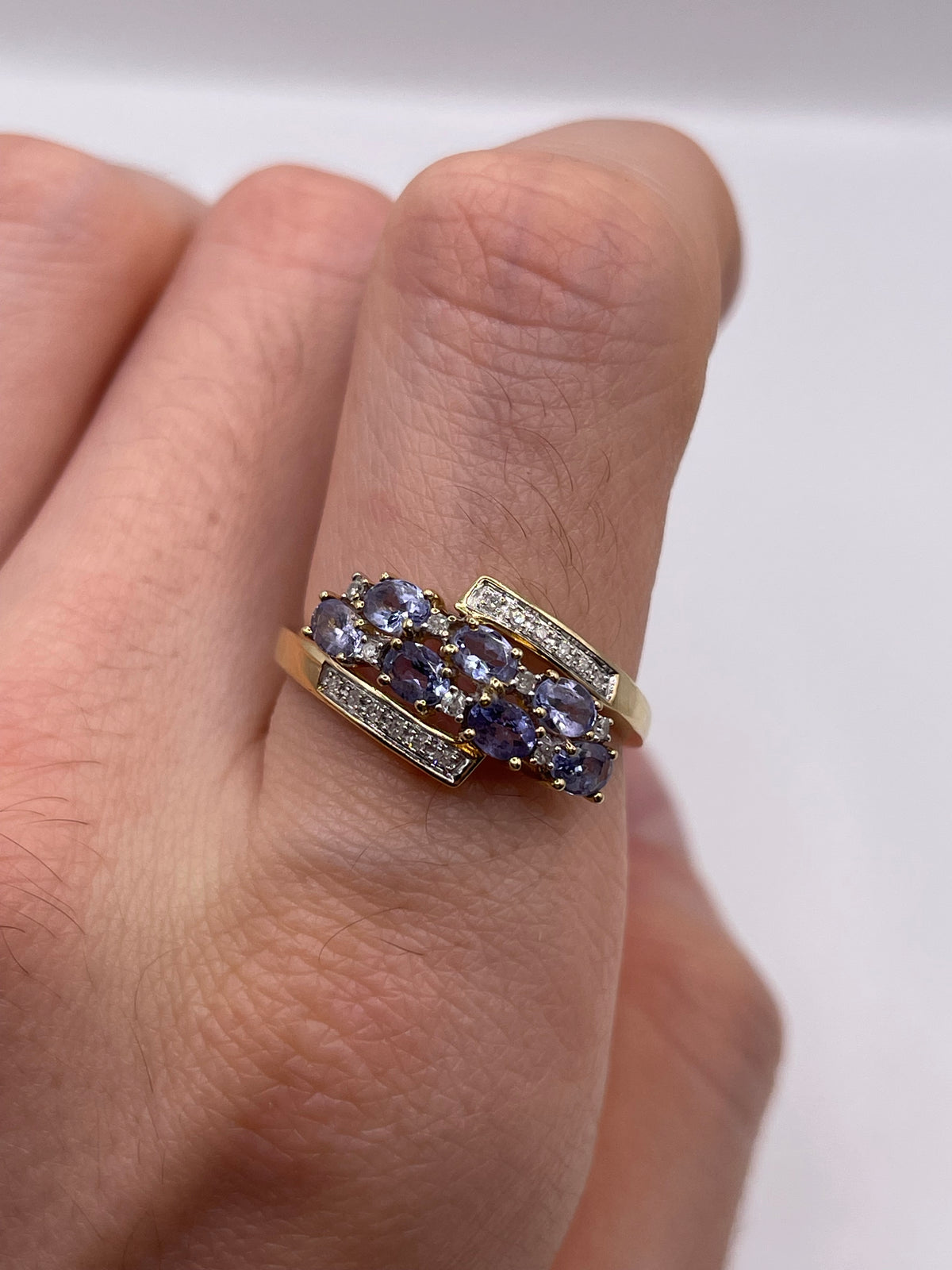 9ct gold tanzanite and diamond ring