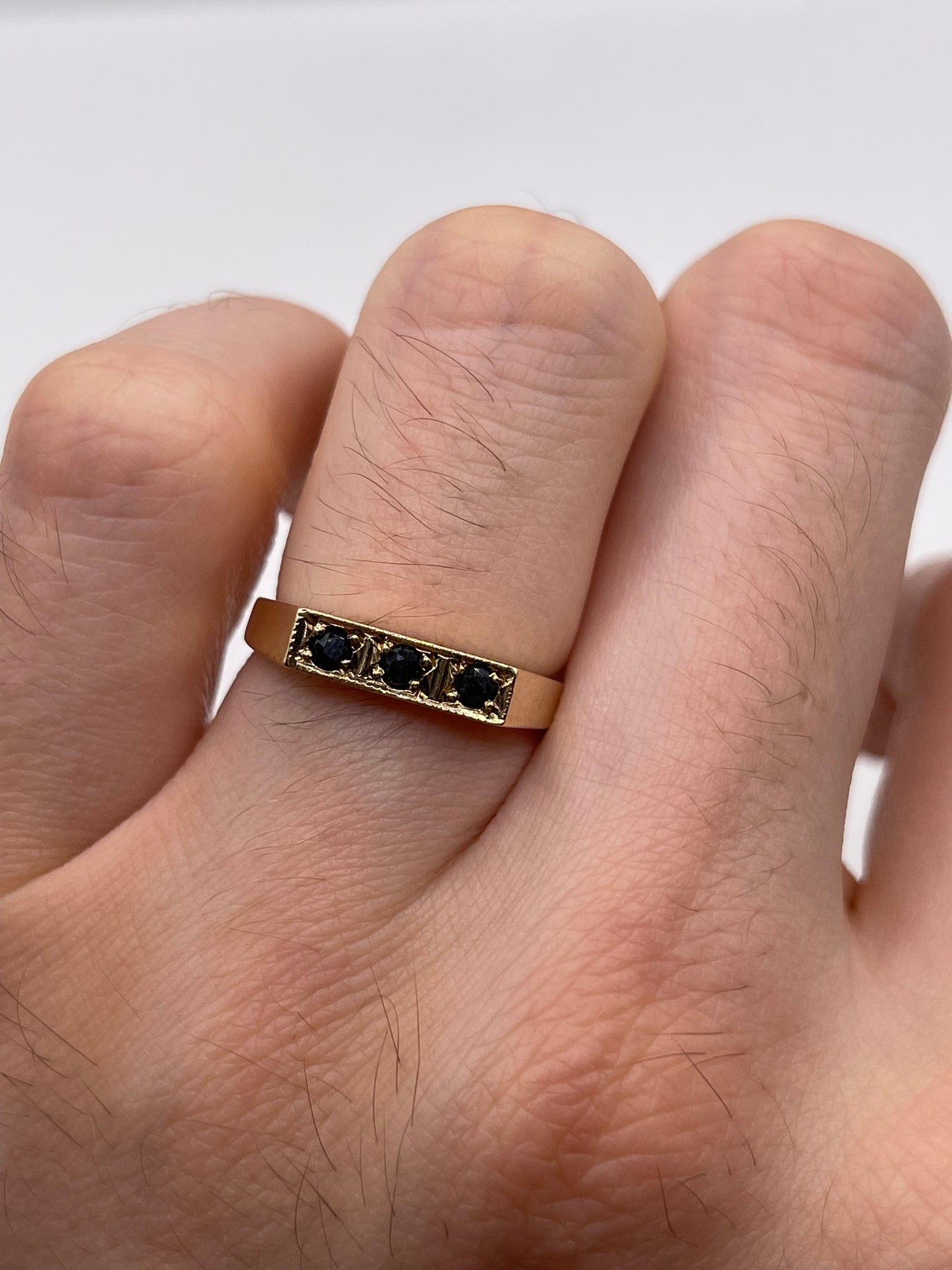 9ct gold sapphire ring