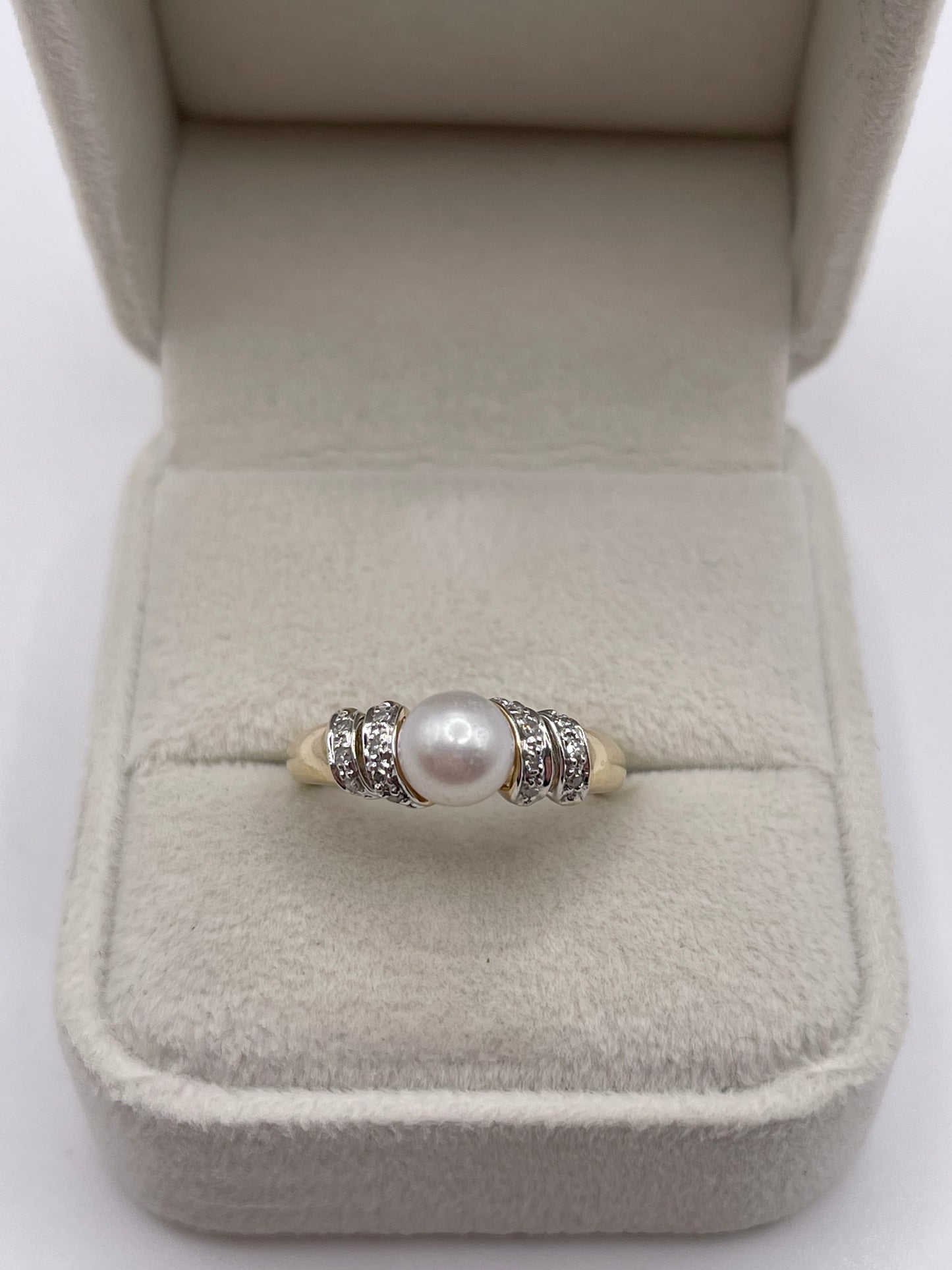 9ct gold pearl and diamond ring