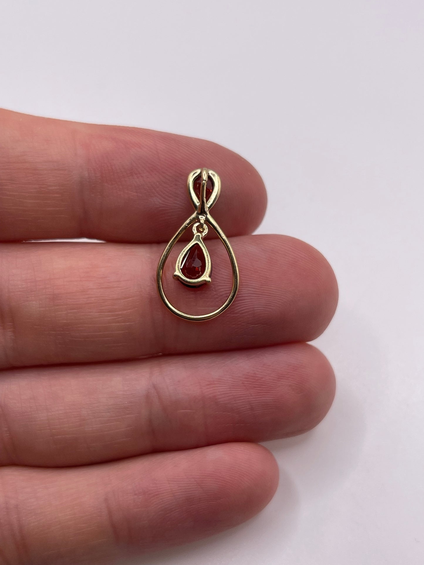 9ct gold garnet pendant
