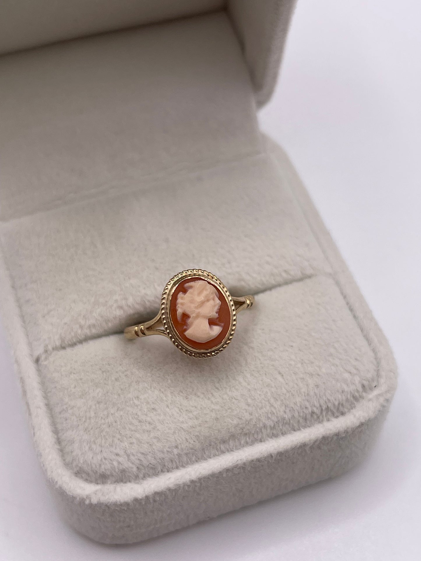 9ct gold cameo ring
