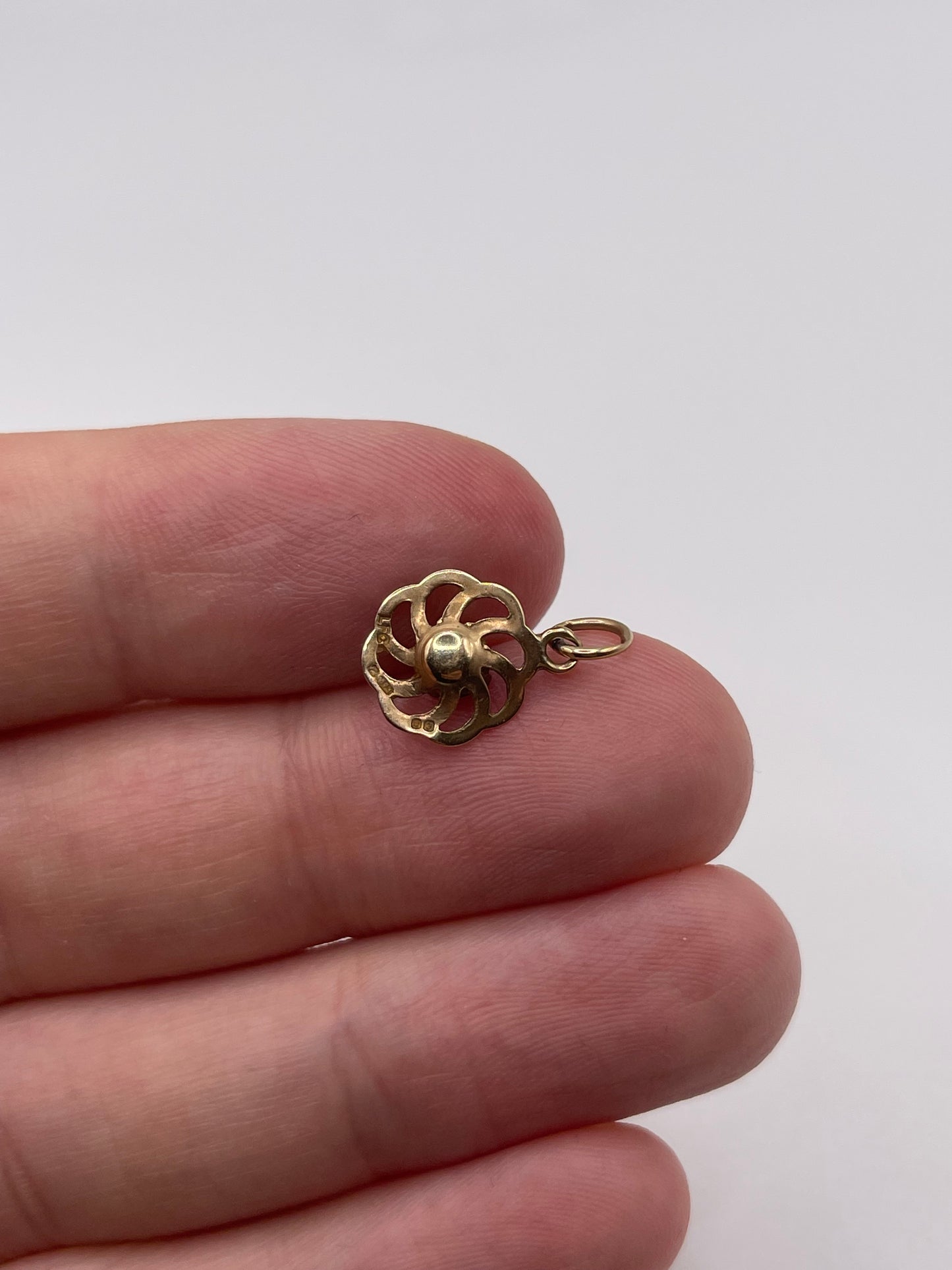 9ct gold sapphire pendant