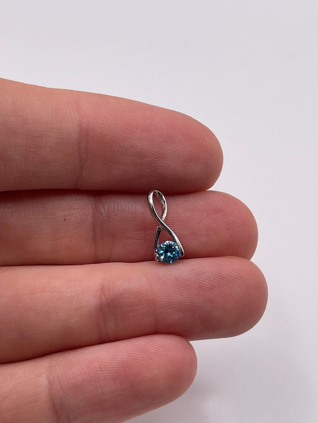 9ct white gold blue topaz pendant