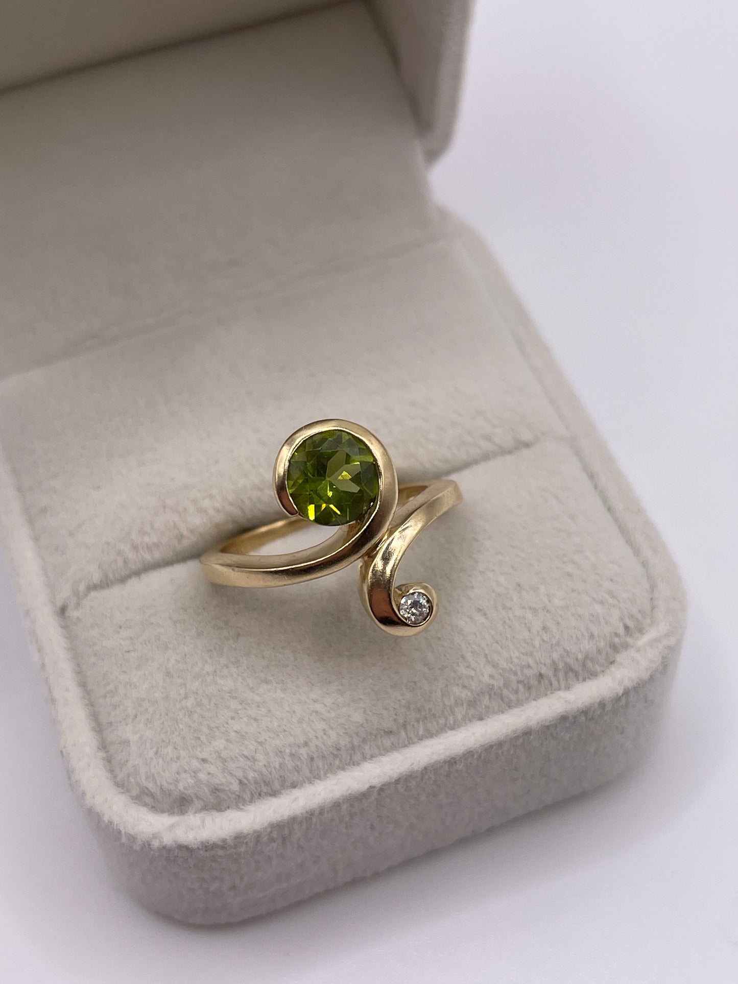 9ct gold peridot and diamond ring
