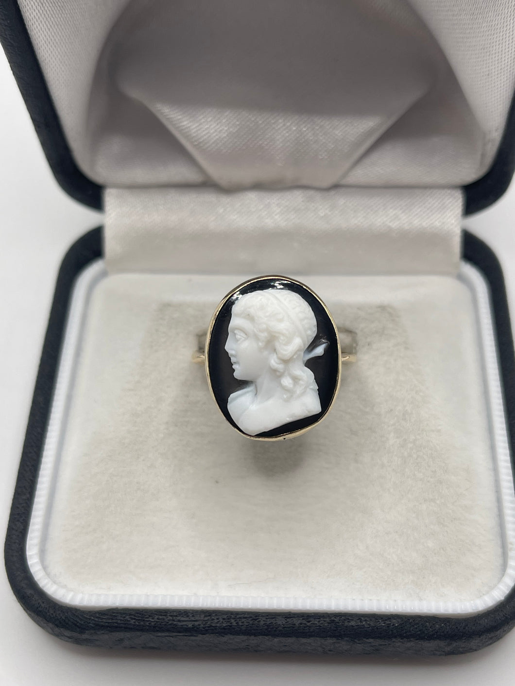 Antique 9ct gold agate cameo ring