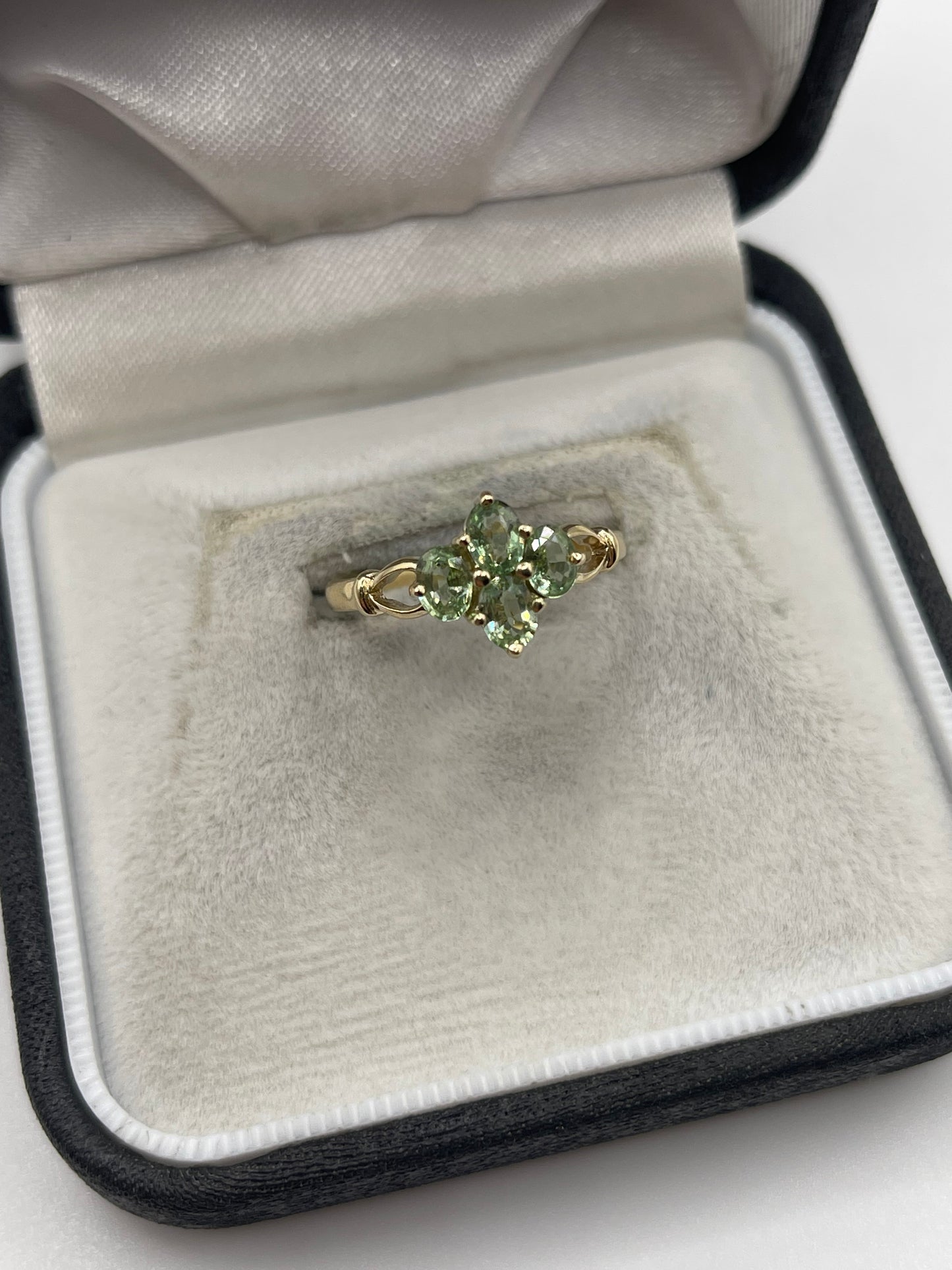 9ct gold green sapphire ring