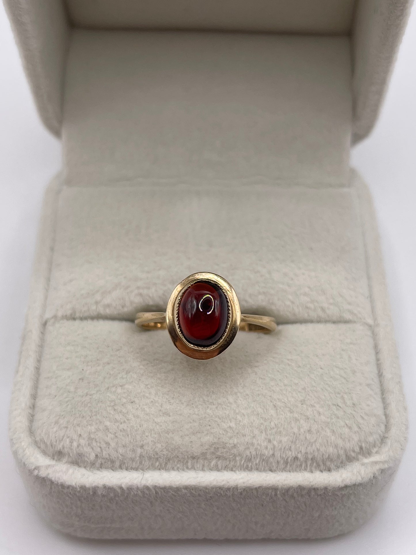 9ct gold cabochon garnet ring