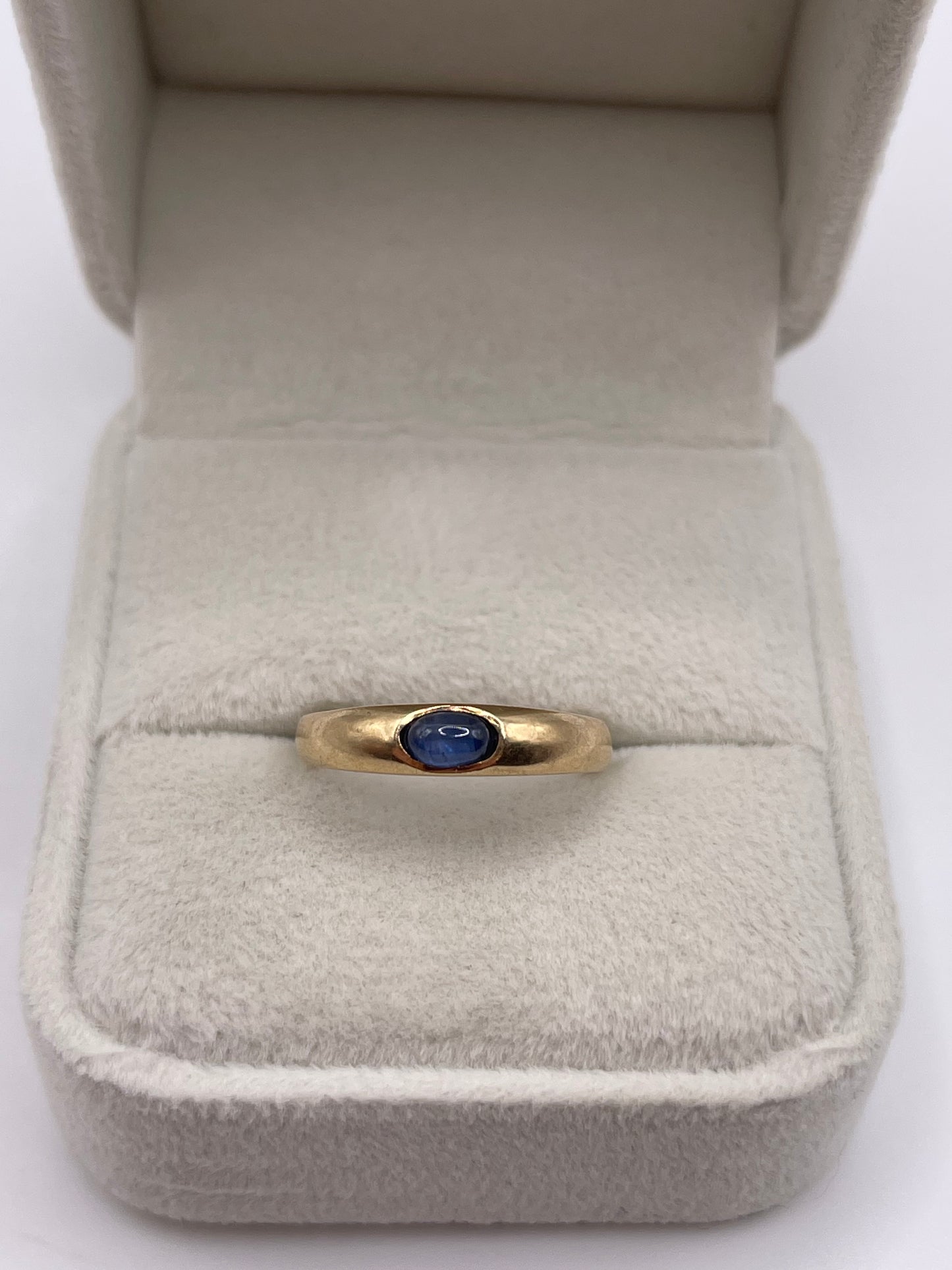 9ct gold cabochon sapphire ring