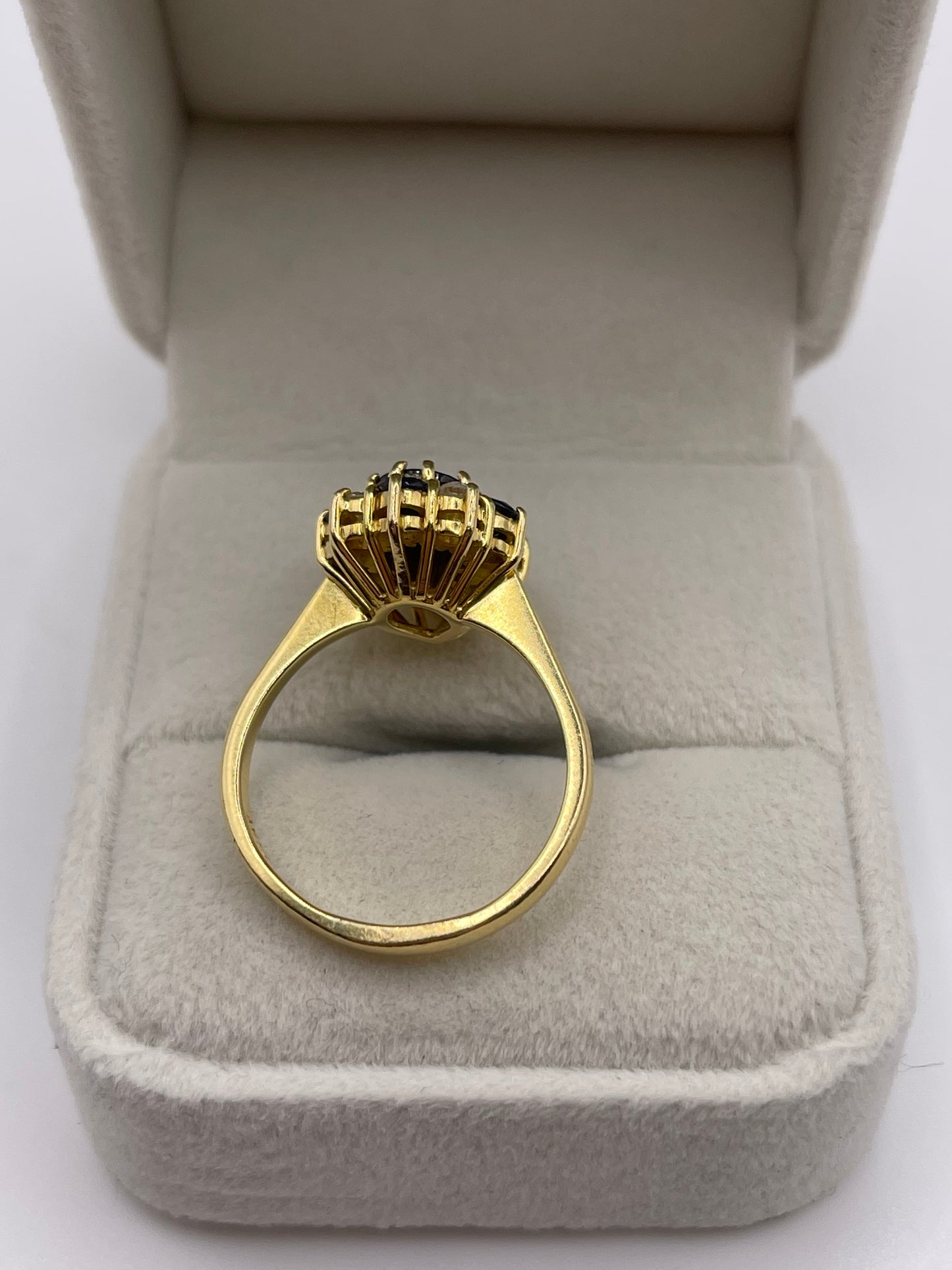 18ct gold sapphire and diamond ring