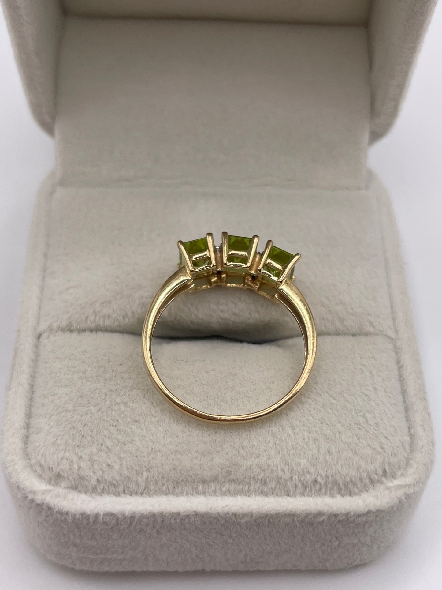 9ct gold peridot and diamond ring