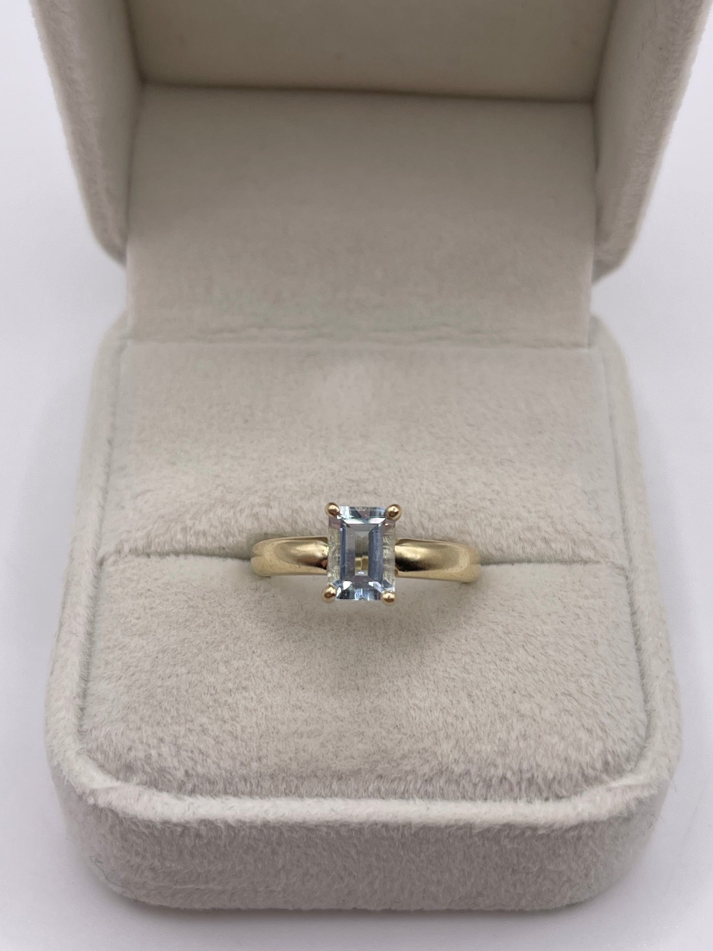 9ct gold aquamarine ring