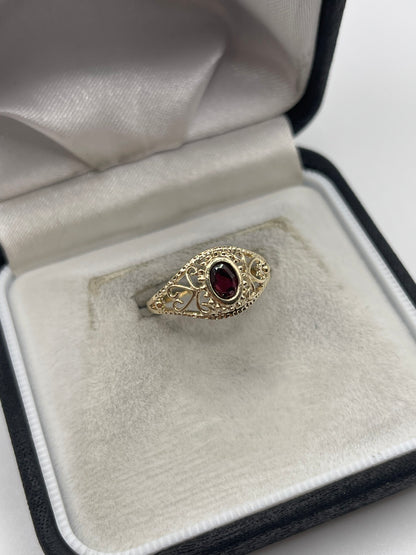 9ct gold garnet ring