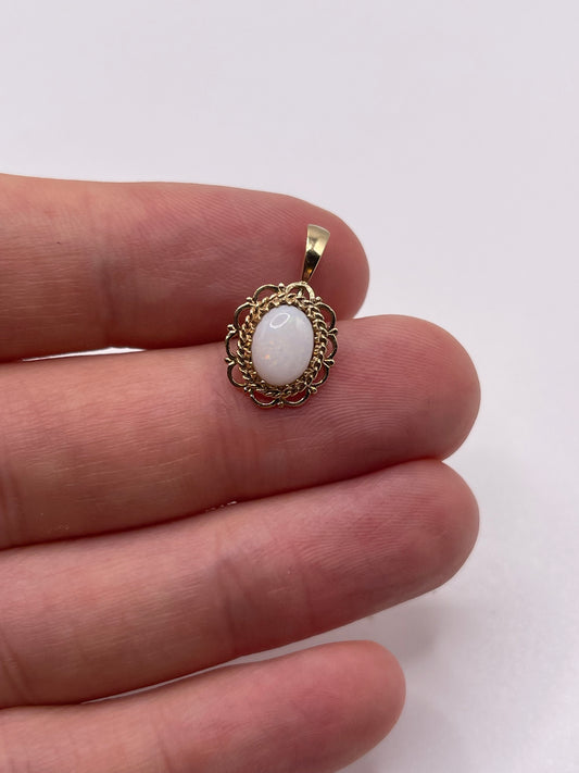 9ct gold opal pendant