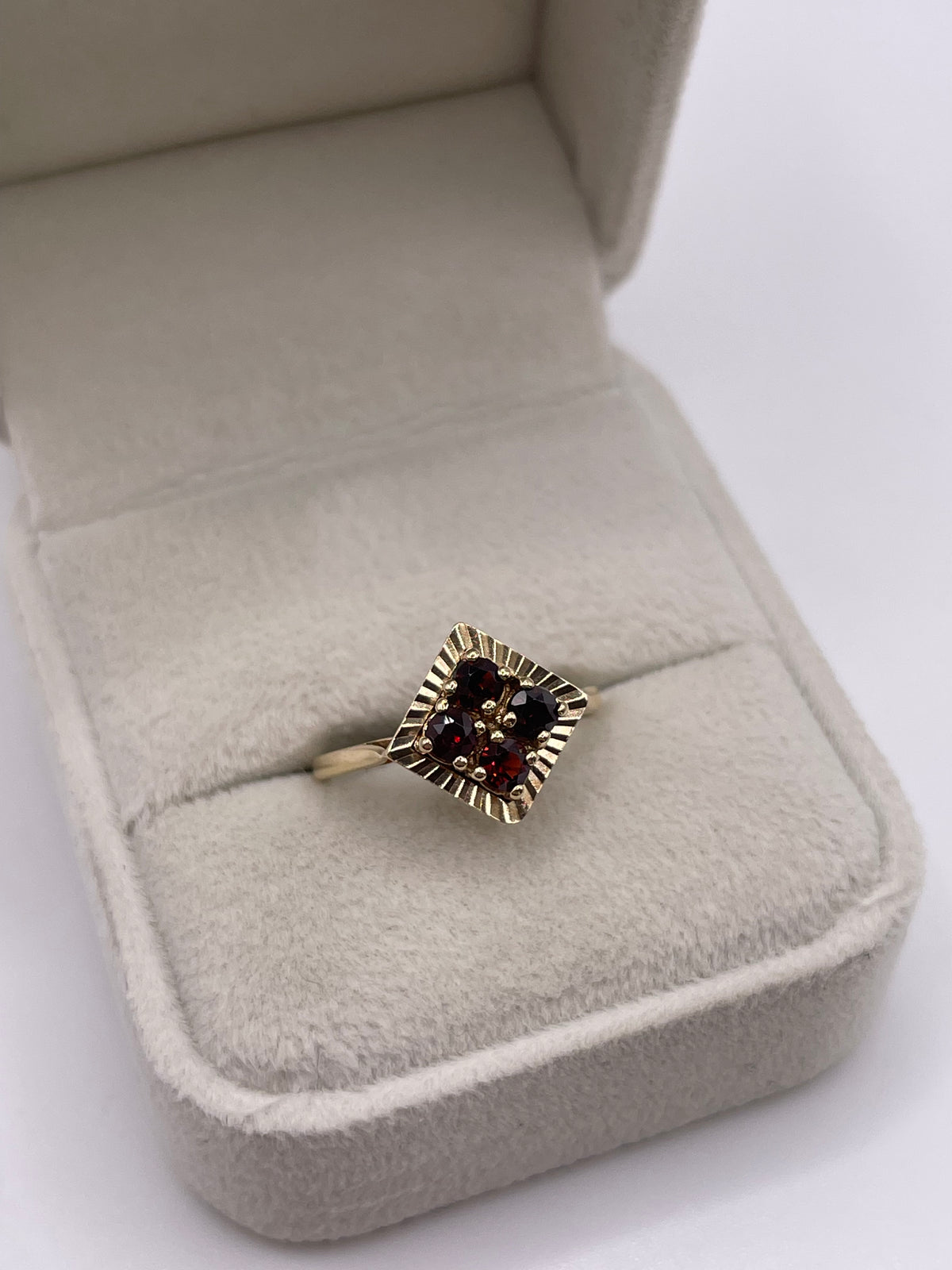 9ct gold garnet ring