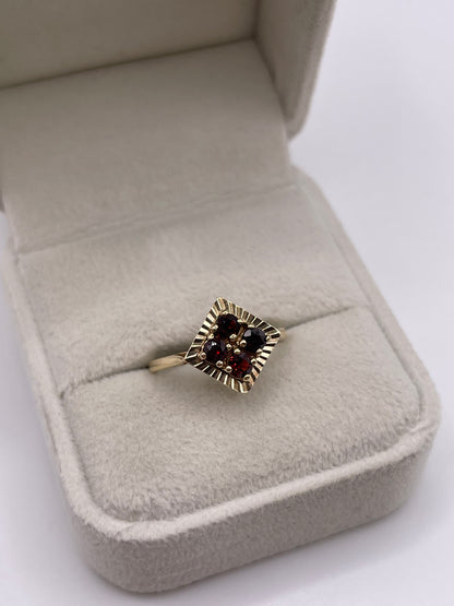 9ct gold garnet ring