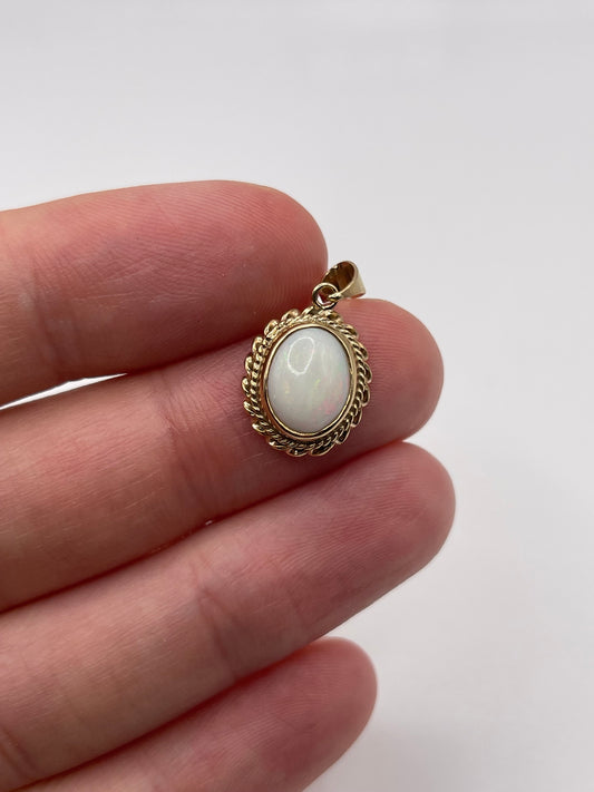 9ct gold opal pendant