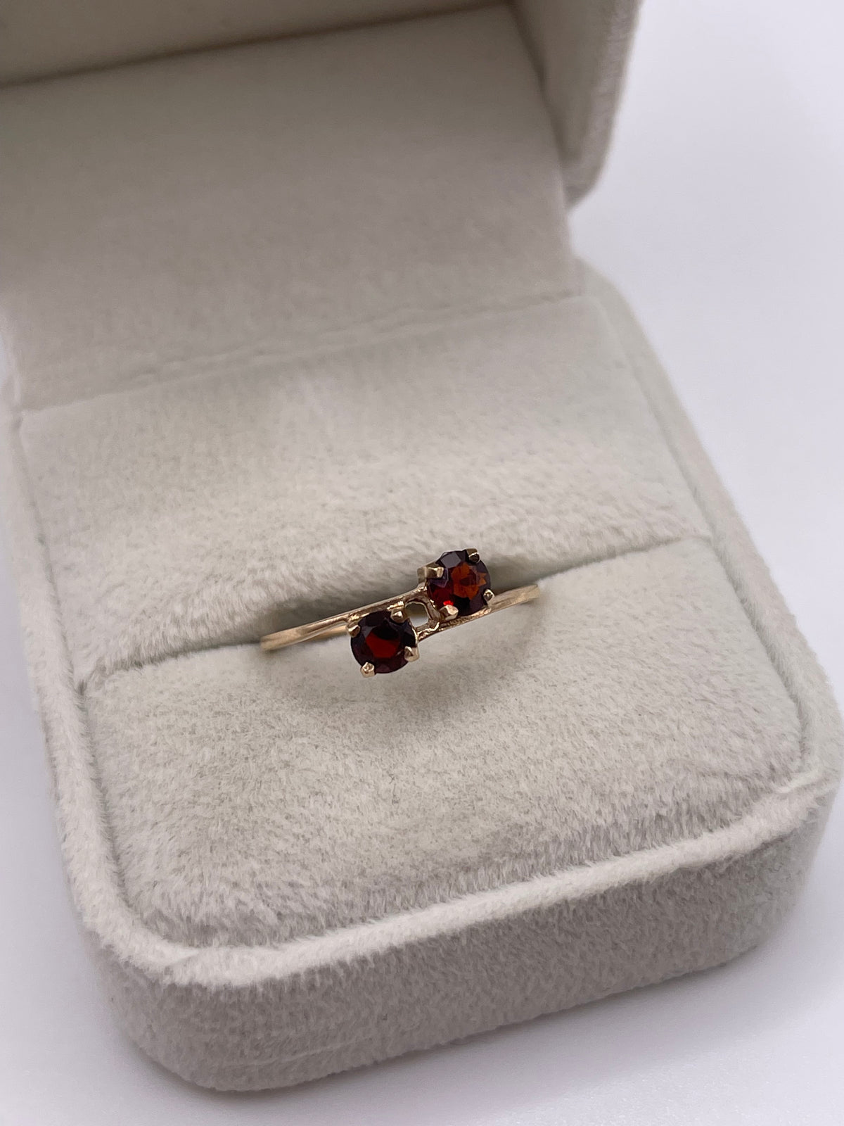 9ct gold garnet ring