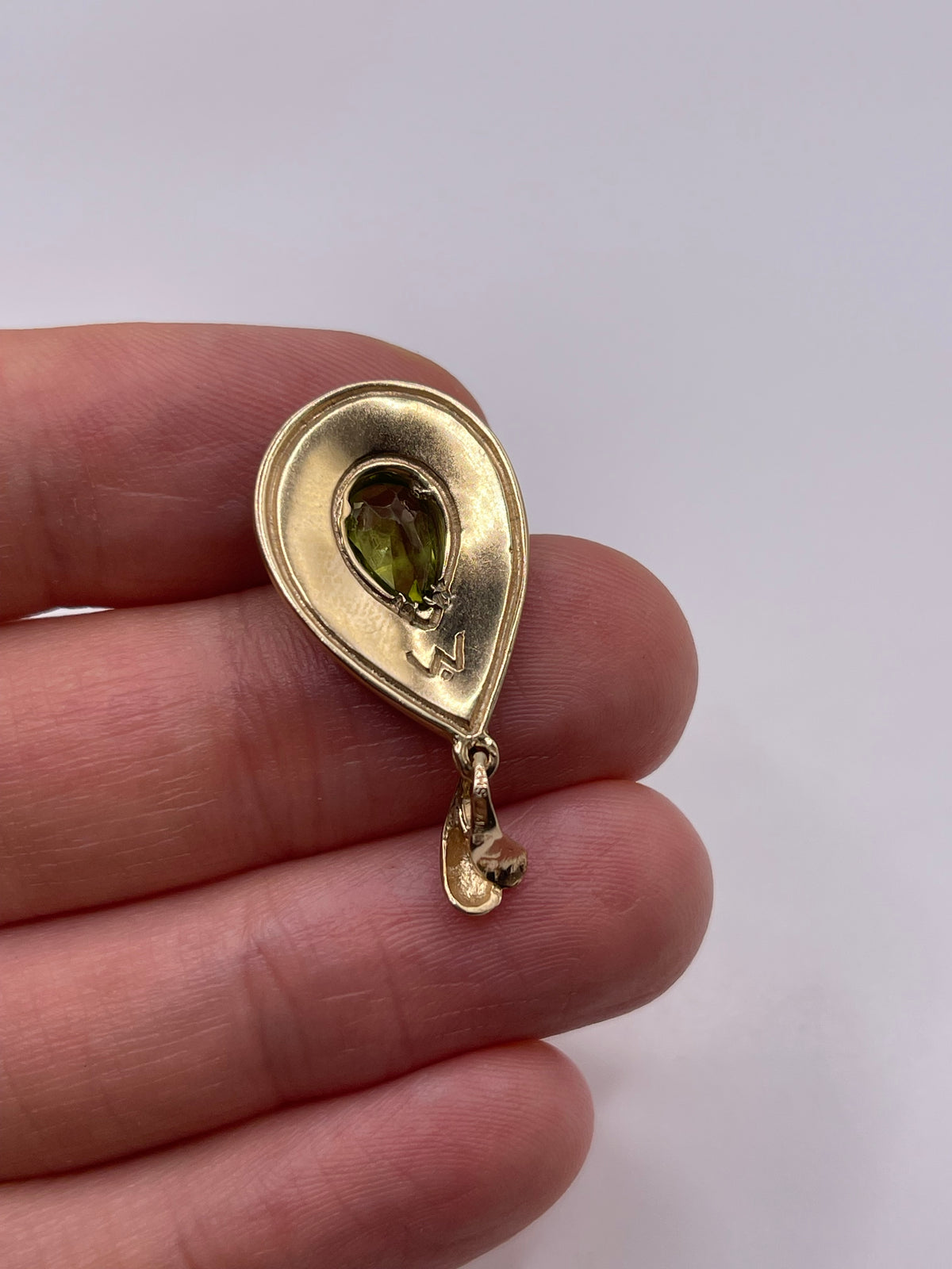 9ct gold peridot pendant