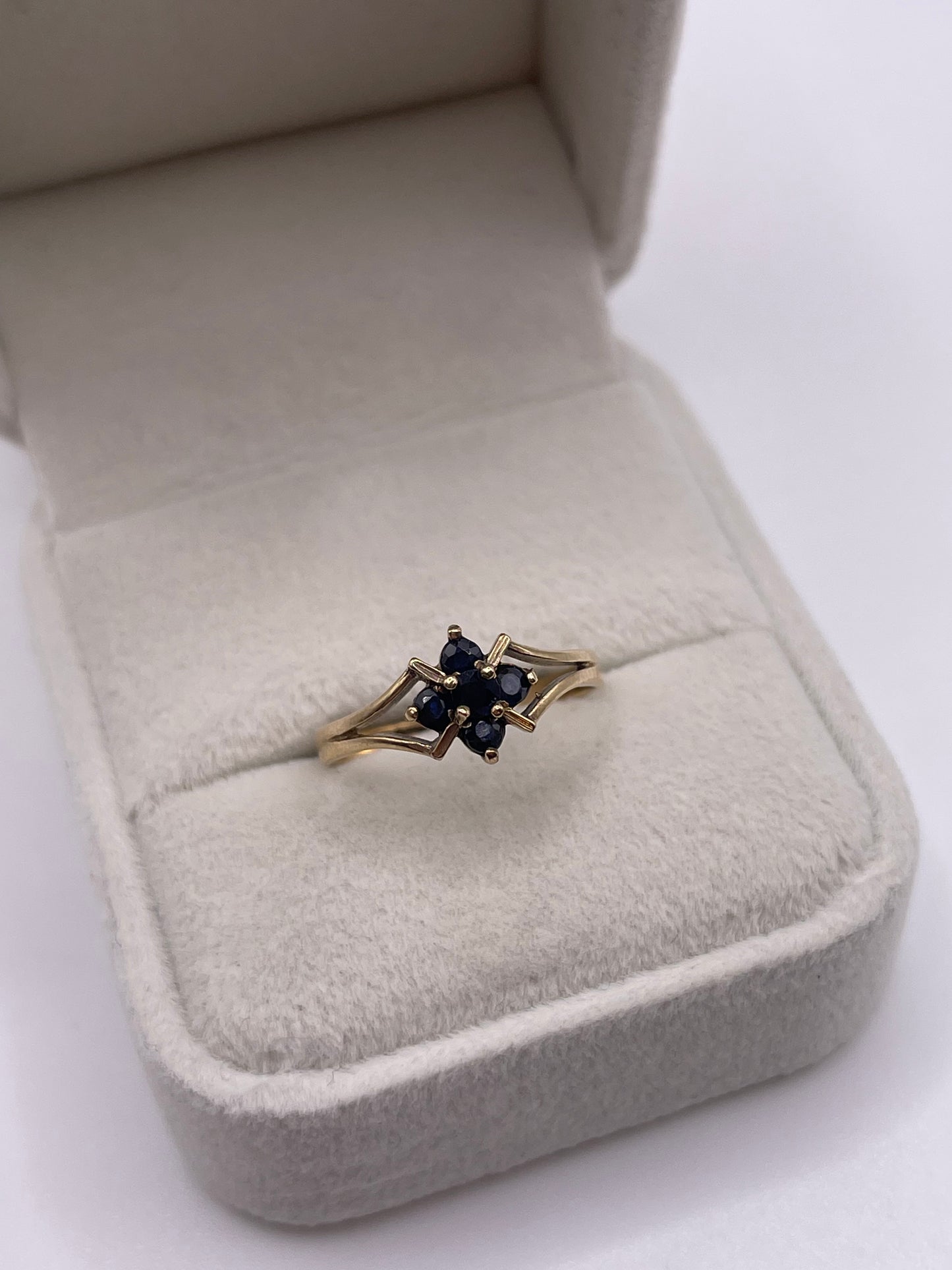 9ct gold sapphire ring
