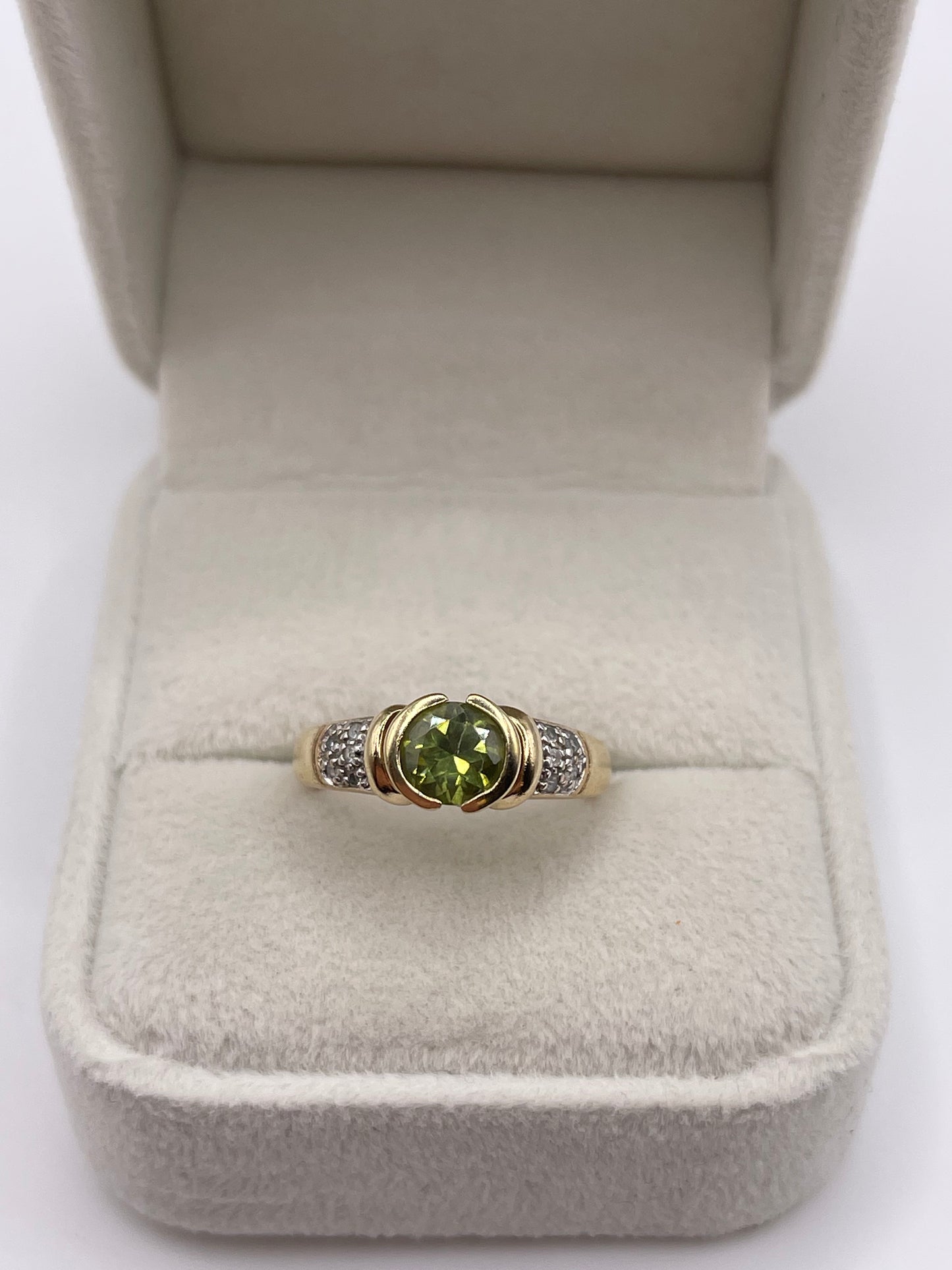 9ct gold peridot and diamond ring