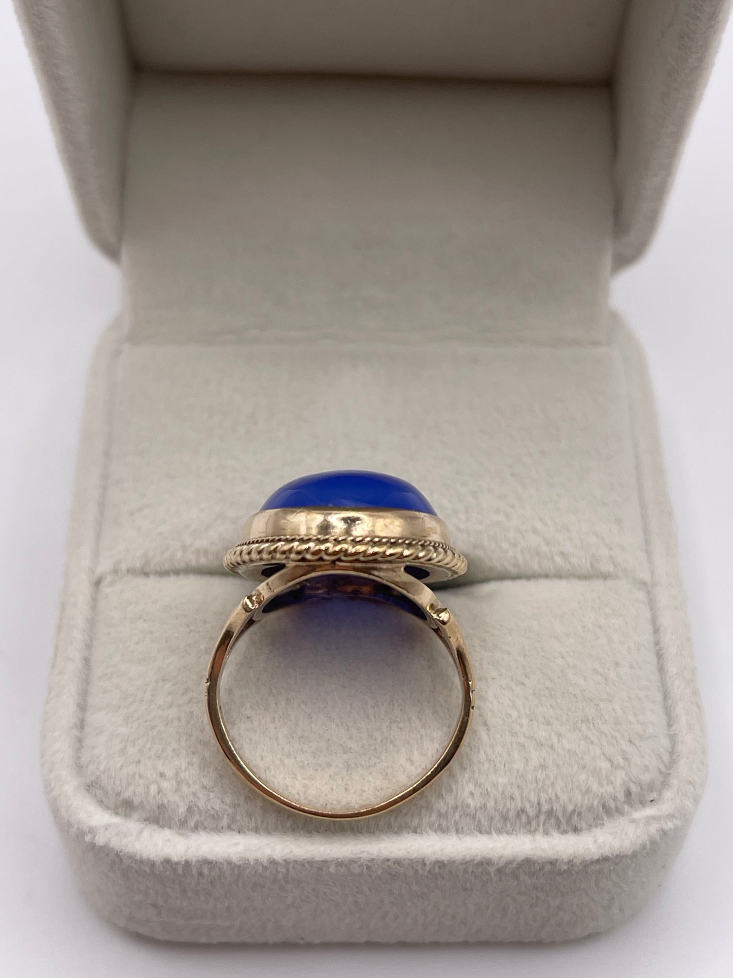 9ct gold chalcedony ring