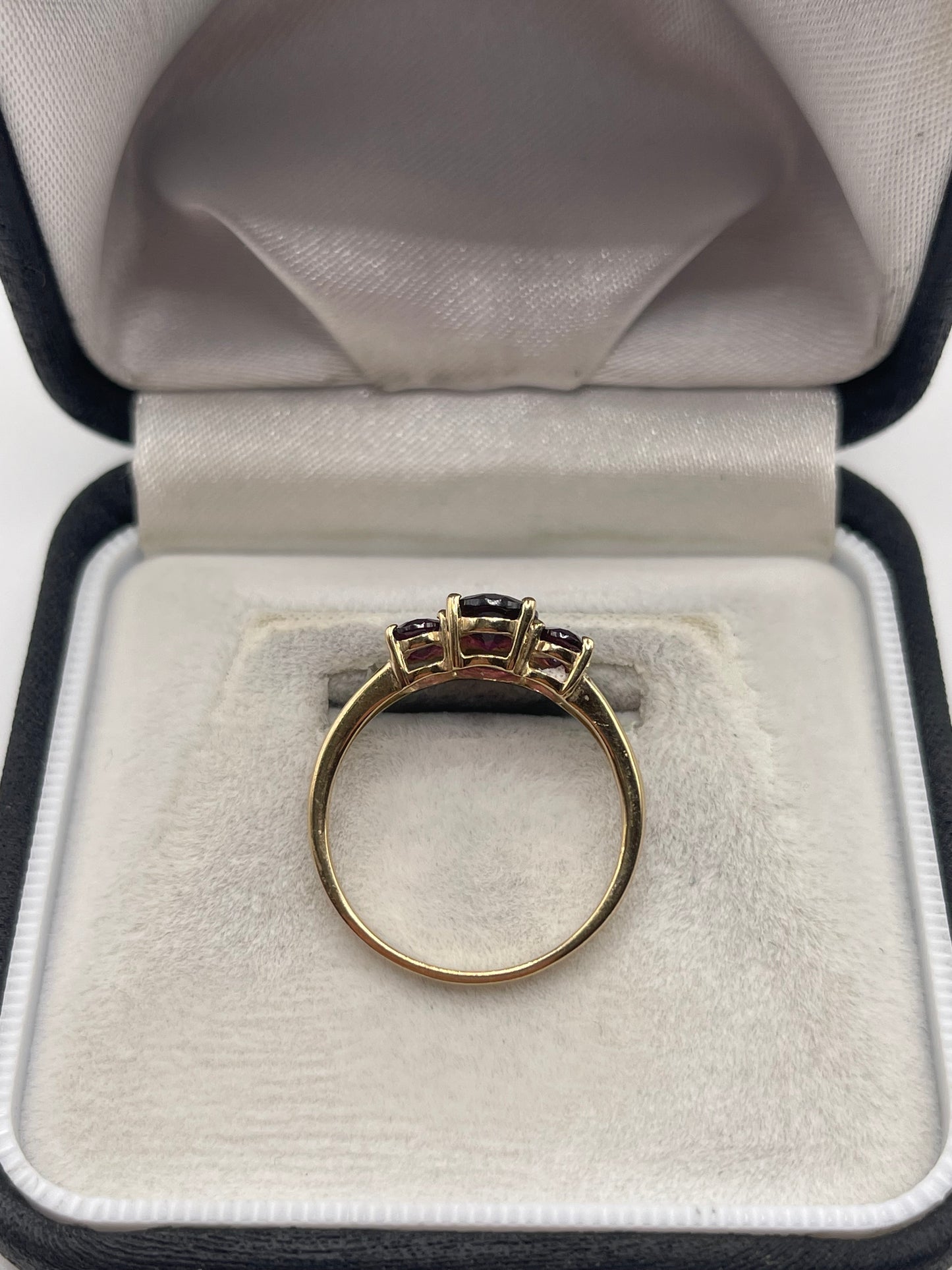 9ct gold garnet ring