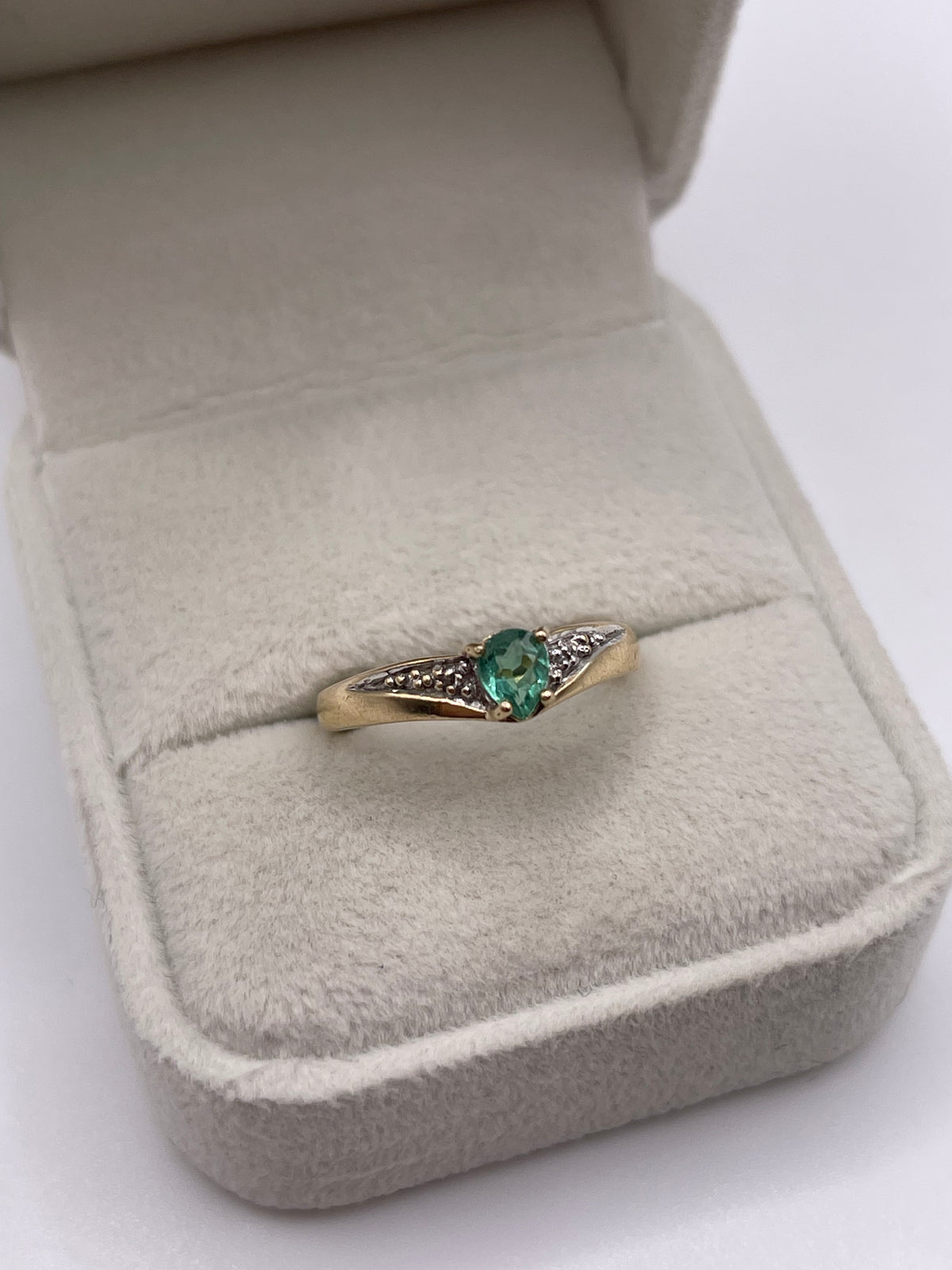 9ct gold emerald and diamond ring