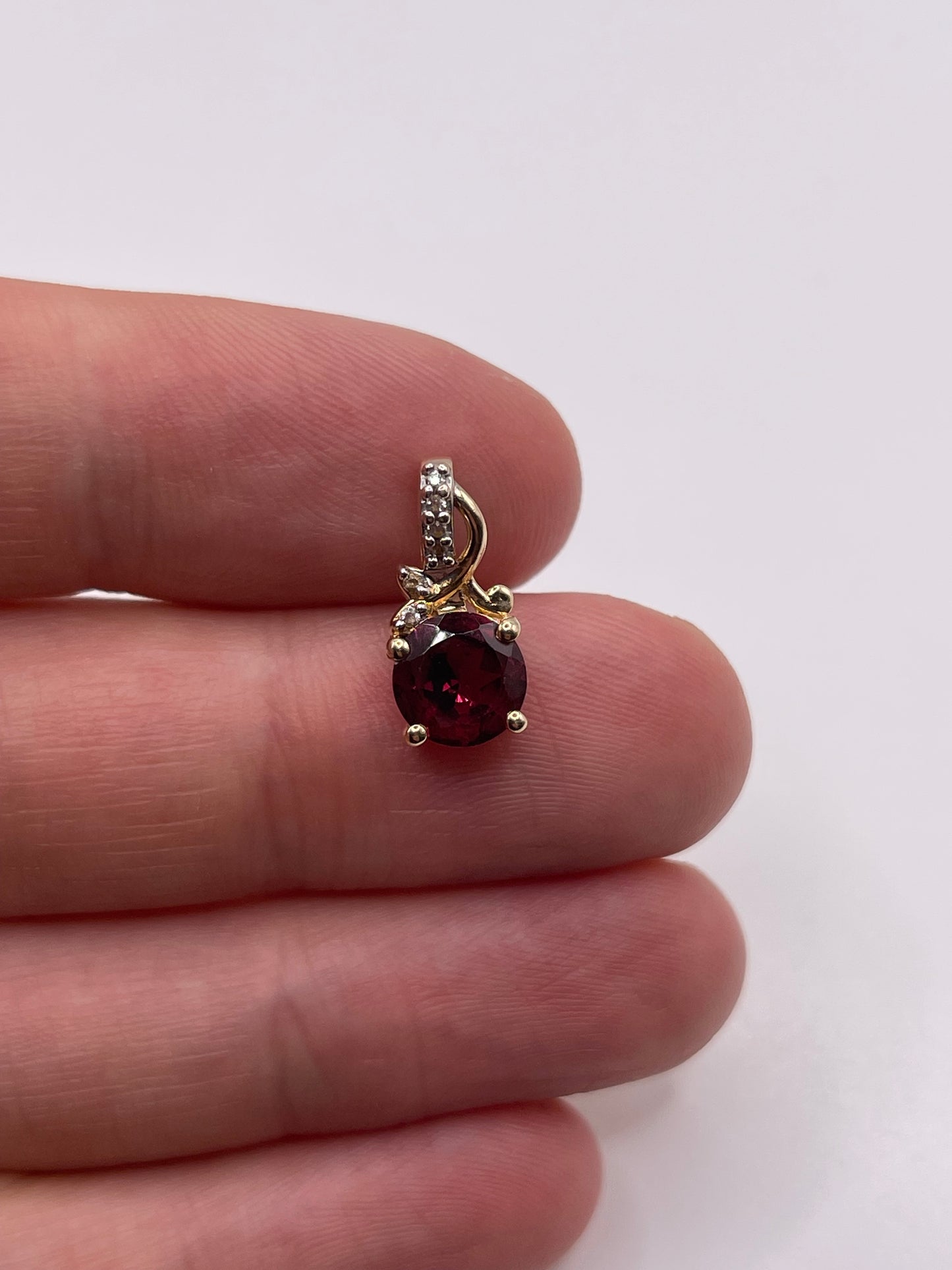 9ct gold garnet and zircon pendant