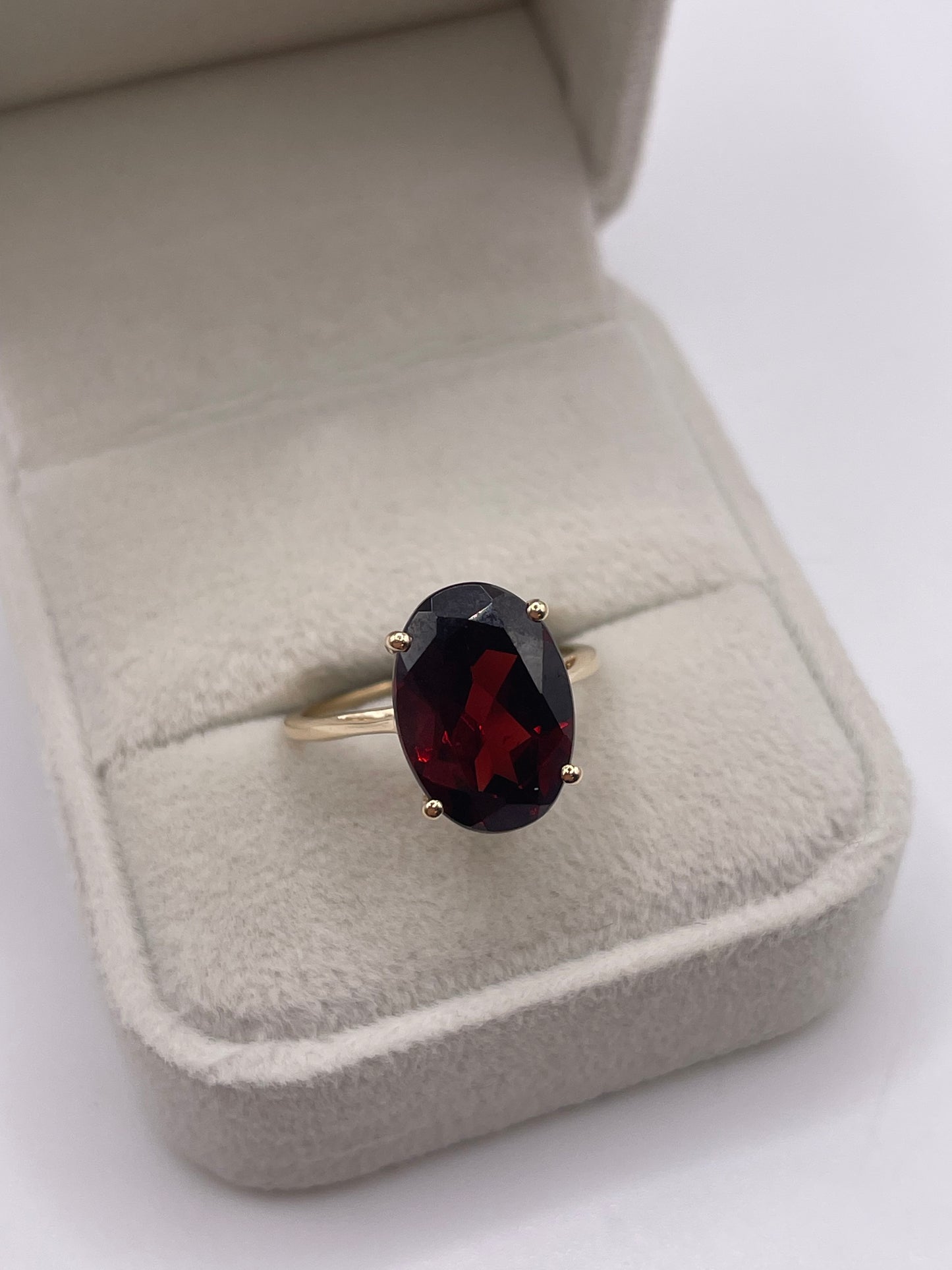 9ct gold garnet ring