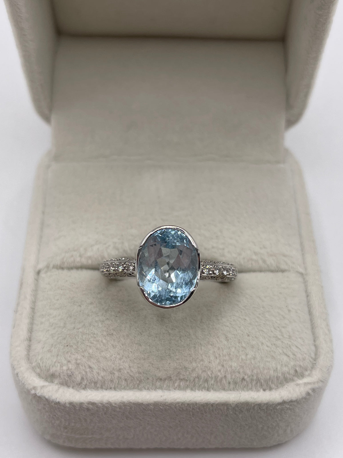 18ct white gold aquamarine and diamond ring