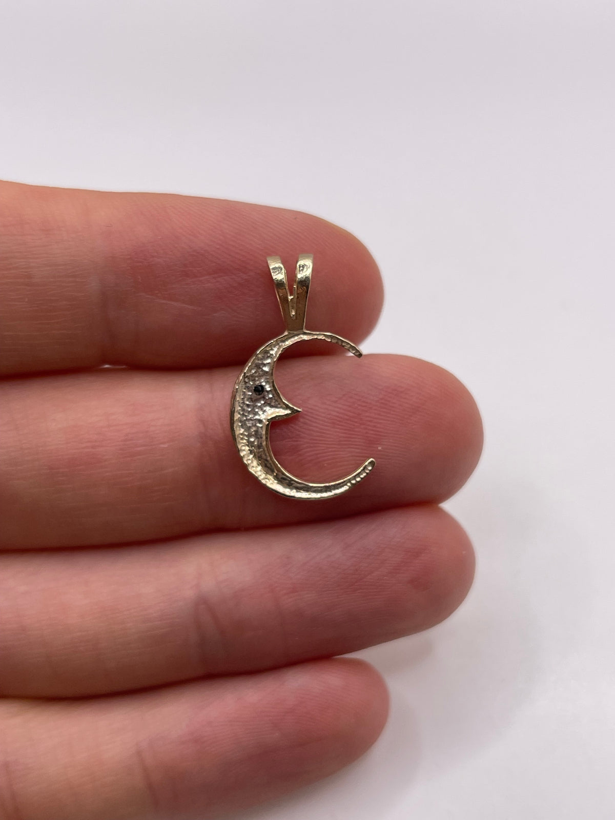 9ct gold sapphire moon pendant