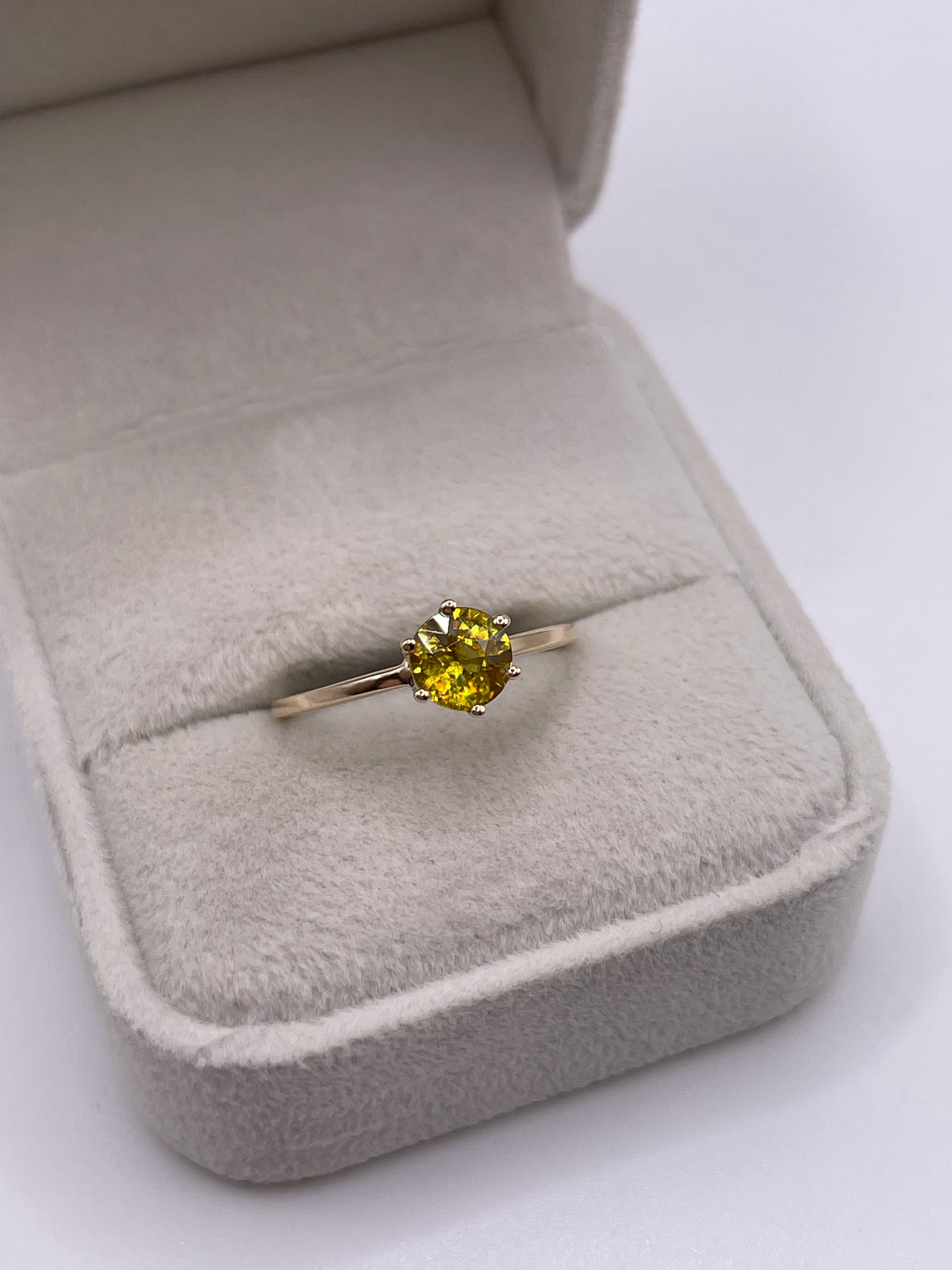 9ct gold sphene ring