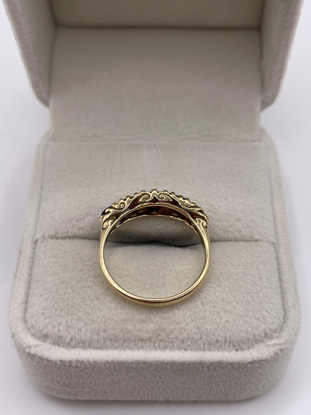 9ct gold garnet ring