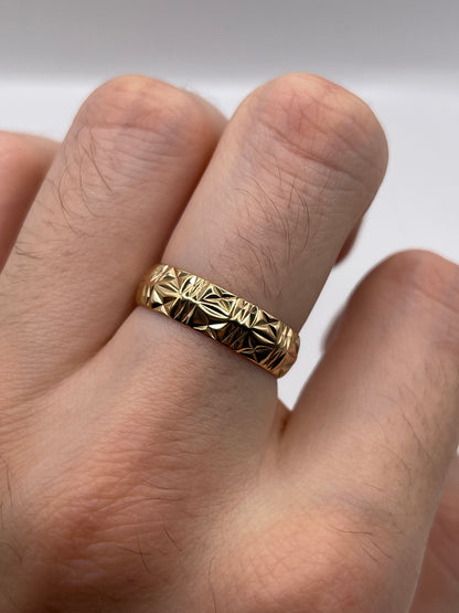 9ct gold patterned band
