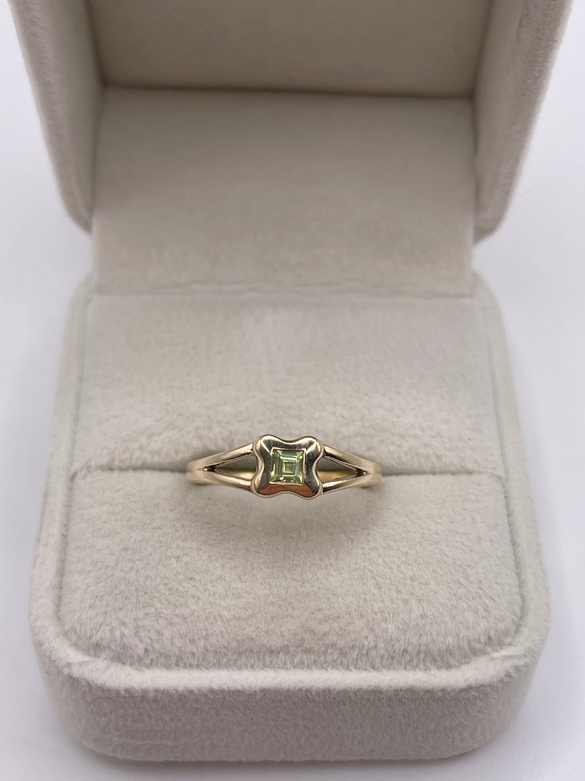 9ct gold peridot ring