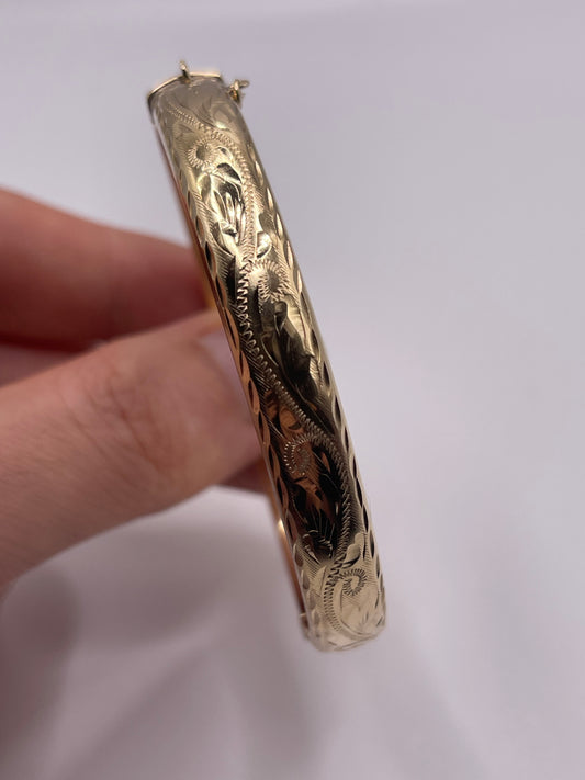 9ct gold bangle