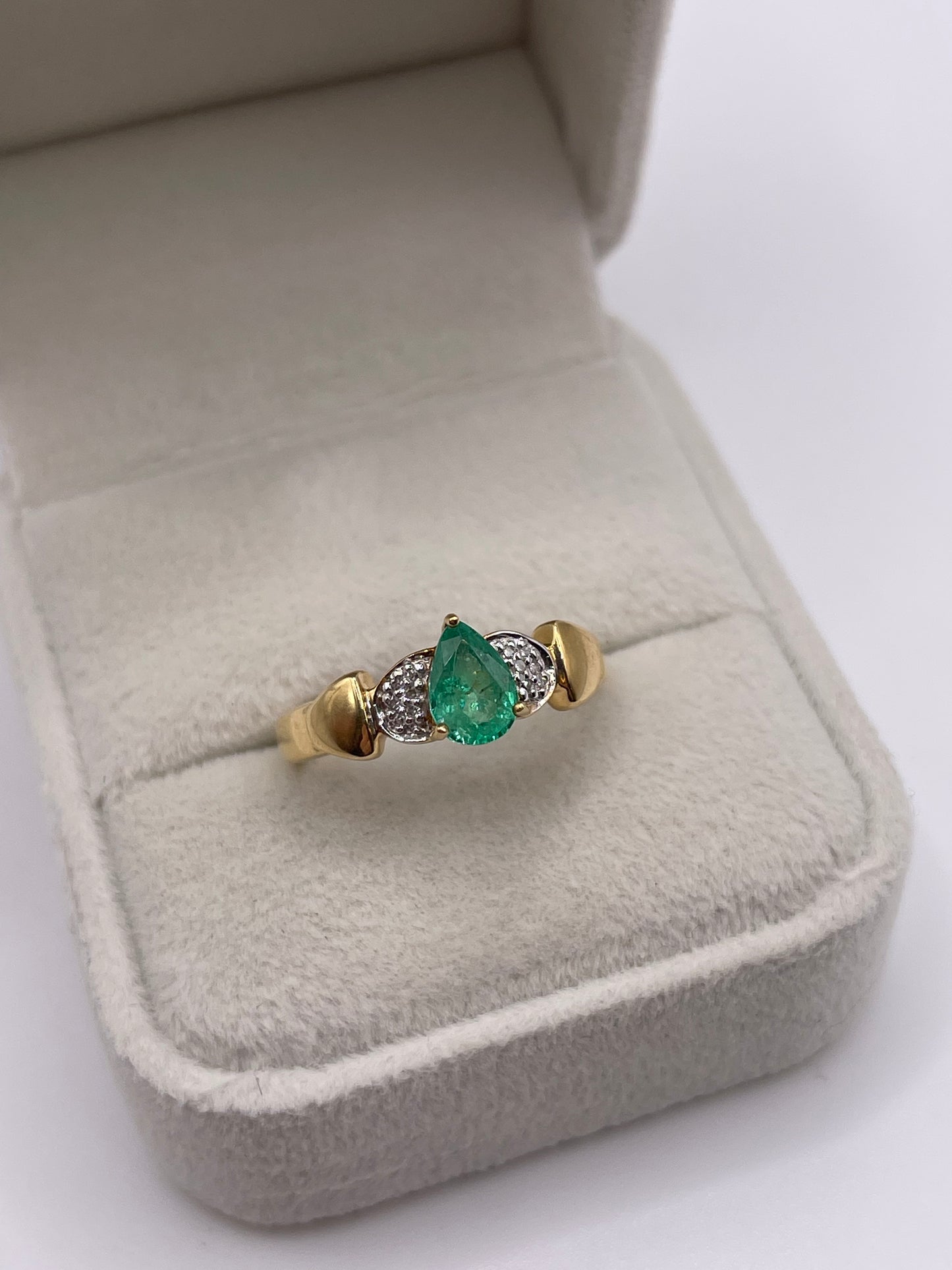 18ct gold emerald and diamond ring