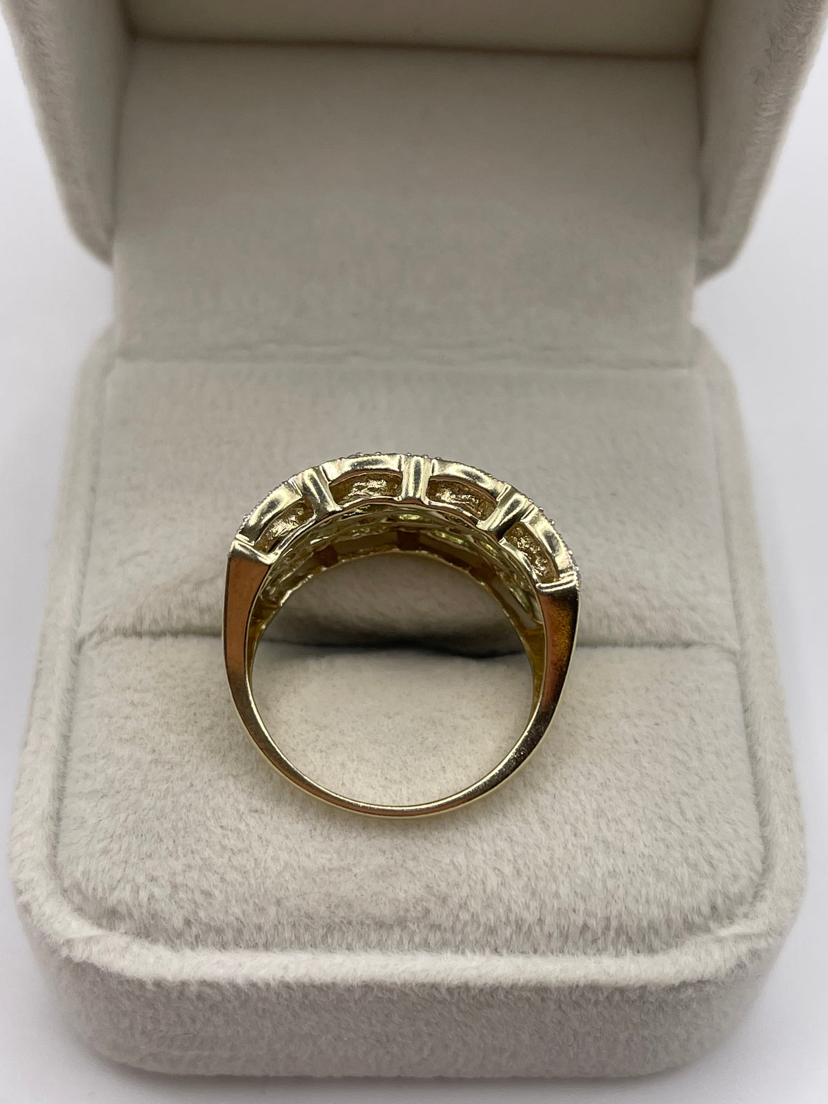 9ct gold green sapphire and diamond ring