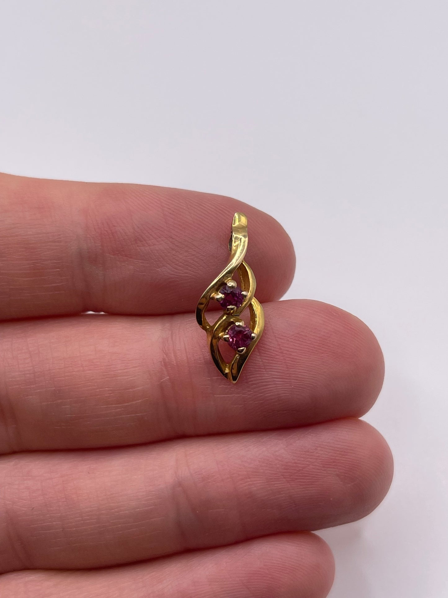 9ct gold ruby pendant