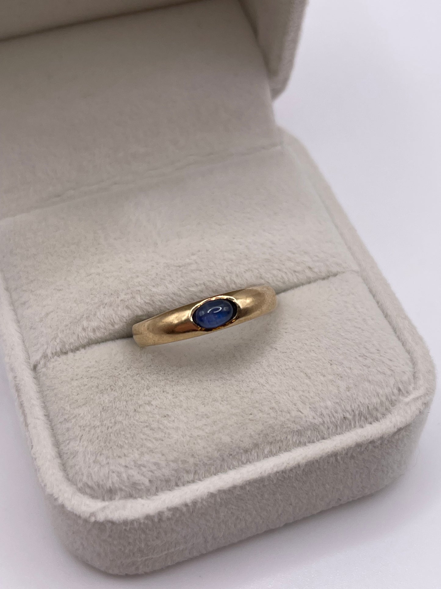 9ct gold cabochon sapphire ring