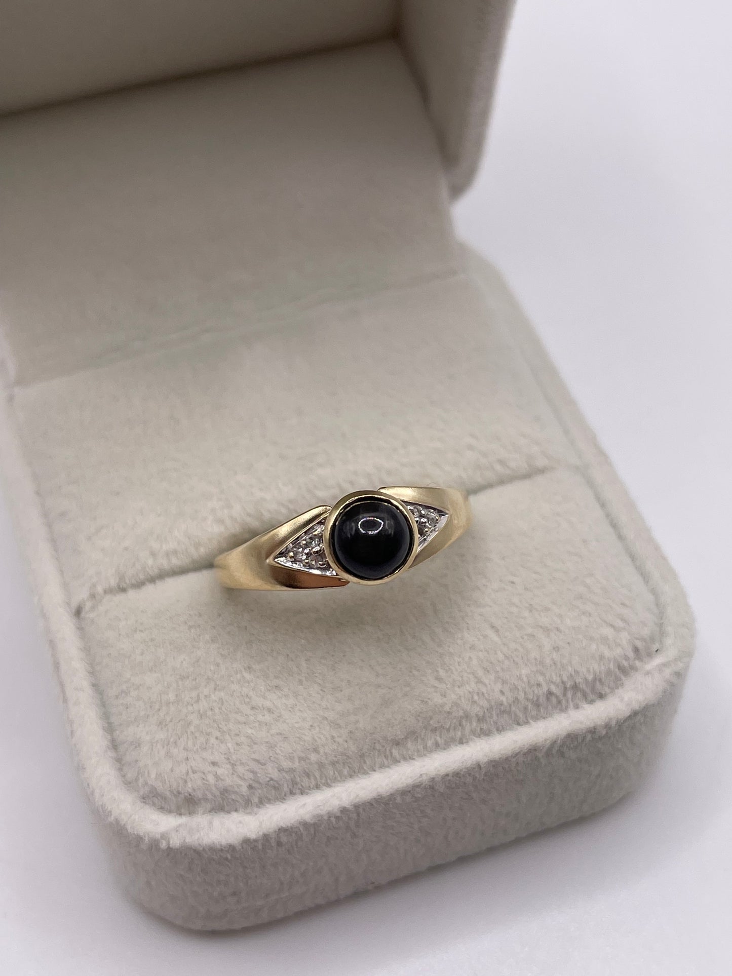 9ct gold star sapphire and diamond ring