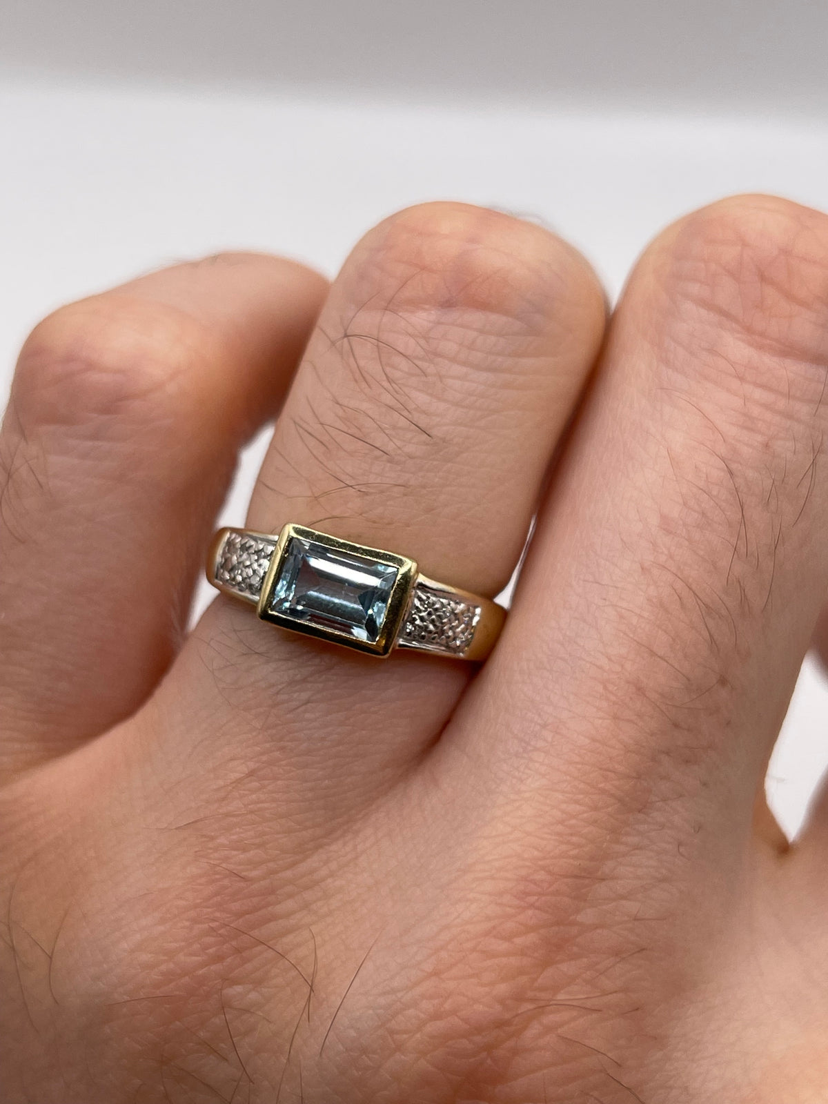 9ct gold aquamarine and diamond ring