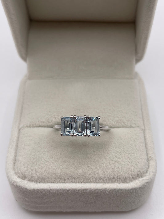 9ct white gold aquamarine ring