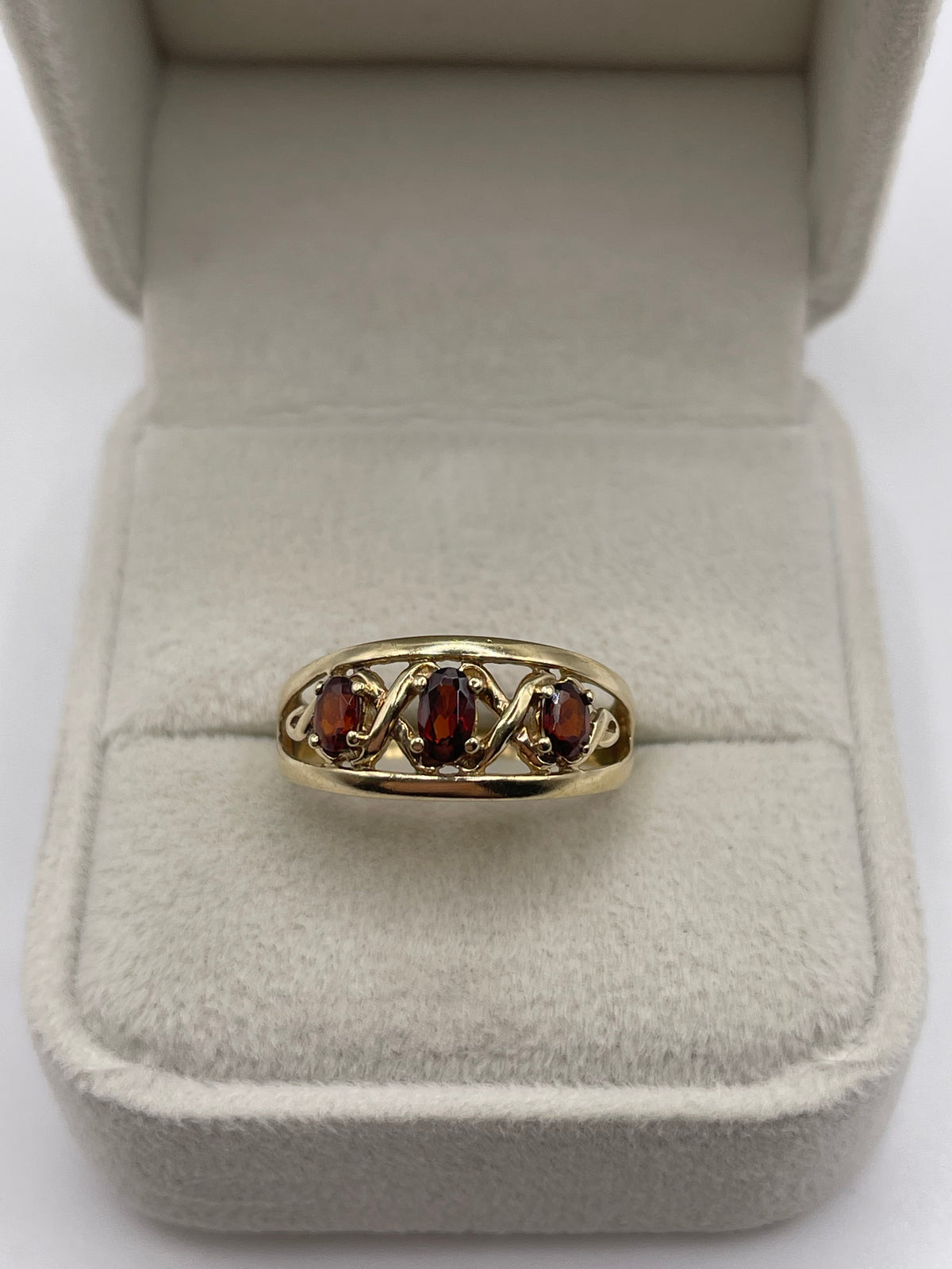 9ct gold garnet ring