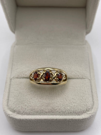 9ct gold garnet ring