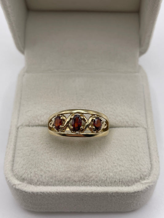 9ct gold garnet ring